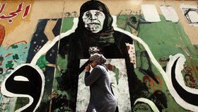 Žena před graffiti v egyptské Káhiře