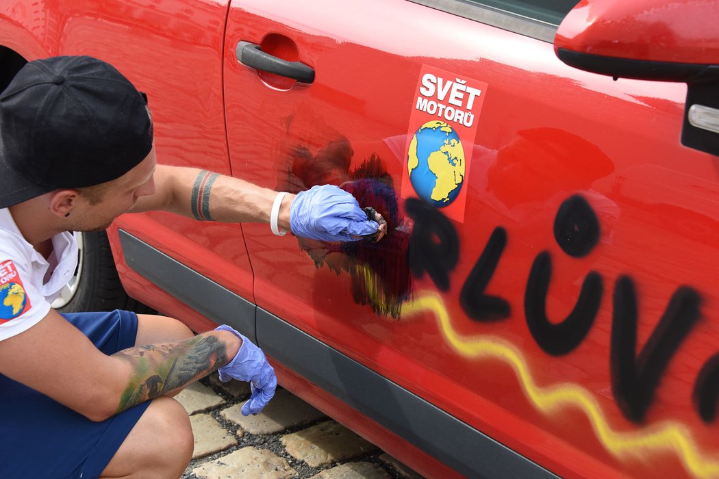 Jak se odstraňují graffiti z aut