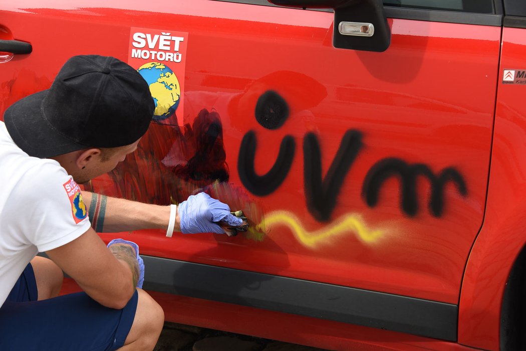 Jak se odstraňují graffiti z aut