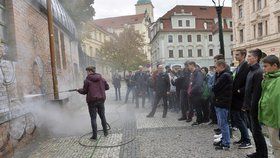 Studenti si v Masné ulici vyzkoušeli odstraňování graffiti.