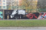 Předělané graffiti Karla Gotta v Plzni, portrét nahradila silnice mizející v mracích a nápis Srdce nehasnou!