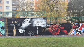 Graffiti Karla Gotta v Plzni je předělané: Portrét, který to od lidí schytal, nahradila silnice