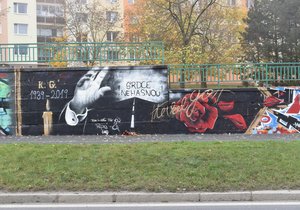 Předělané graffiti Karla Gotta v Plzni, portrét nahradila silnice mizející v mracích a nápis Srdce nehasnou!