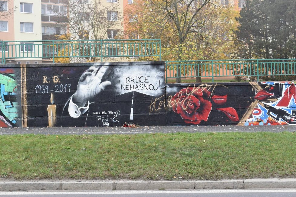 Předělané graffiti Karla Gotta v Plzni, portrét nahradila silnice mizející v mracích a nápis Srdce nehasnou!