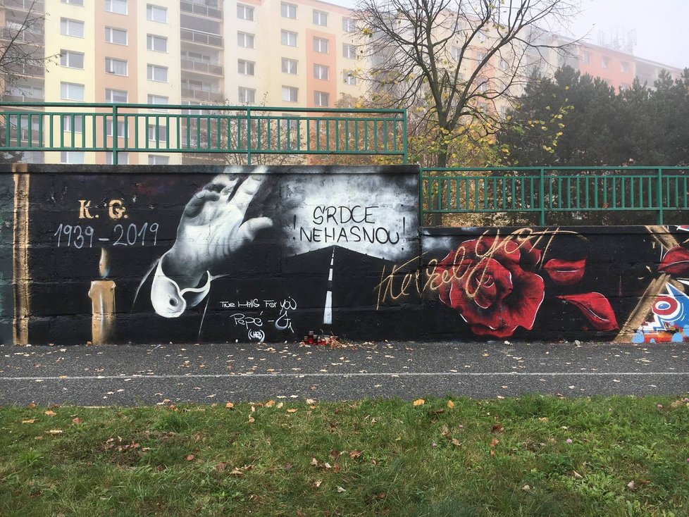 Předělané graffiti Karla Gotta v Plzni, portrét nahradila silnice mizející v mracích a nápis Srdce nehasnou!