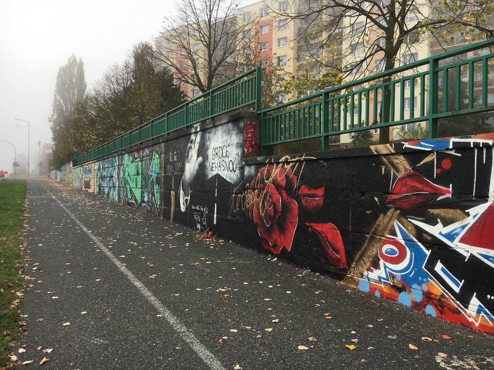 Předělané graffiti Karla Gotta v Plzni, portrét nahradila silnice mizející v mracích a nápis Srdce nehasnou!