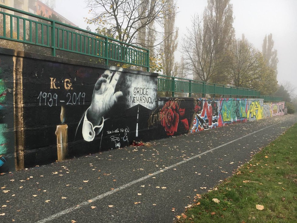 Předělané graffiti Karla Gotta v Plzni, portrét nahradila silnice mizející v mracích a nápis Srdce nehasnou!