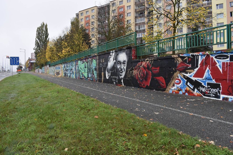 Graffiti Karla Gotta na zdi v Lidické ulici v Plzni