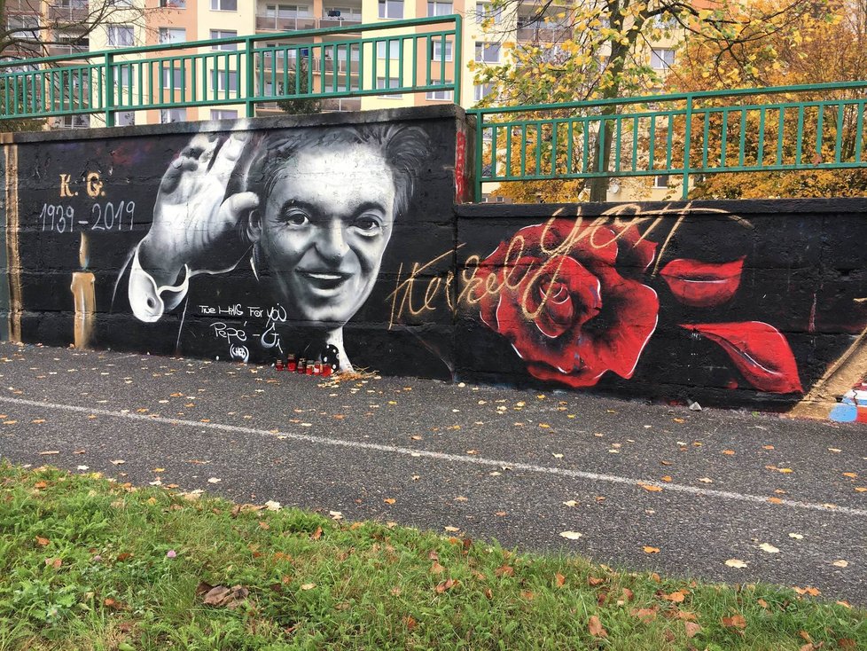Graffiti Karla Gotta se objevilo na zdi v Lidické ulici v Plzni.