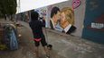 Po celém světě vznikají na ulicích graffiti, kde nejrůznější umělci ztvárňují téma pandemie koronaviru. Berlín.