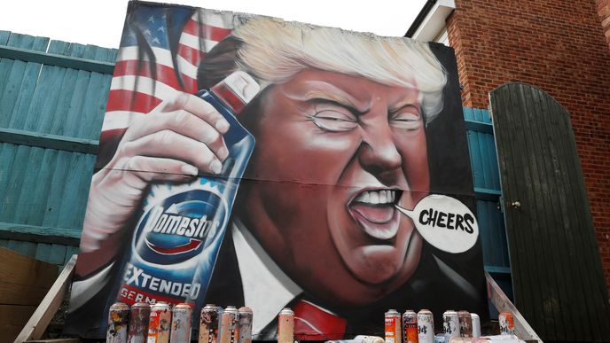 Po celém světě vznikají na ulicích graffiti, kde nejrůznější umělci ztvárňují téma pandemie koronaviru. Podobizna Donalda Trum vznikla pod rukama Dave Nash z Gnasher Murals v Roystonu ve Velké Británii.