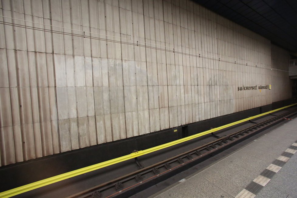 Šedá skvrna je ve stanici metra nepřehlédnutelná.