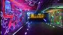Neonový murál od umělce Marka Čihala, kterými vyzdobil budovu CTPark Prague East u dálnice D1