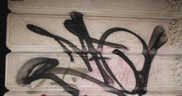 Praha 5 doplnila kasičku na odstraňování graffiti.