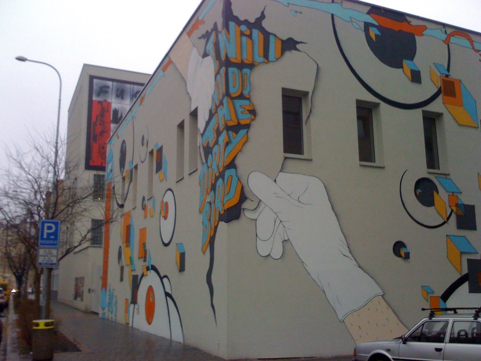Není graffiti jako graffity. Tohle opravdu umělecké dílo vzniklo nedávno na fasádě Centra současného umění Dox v Praze. Snad dílo Mistra nebude chtít nikdo &#34;přeznačkovat&#34;...