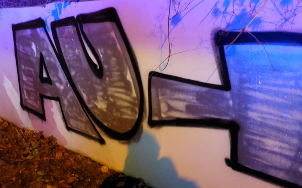 Mladík (22) načmáral na zeď graffiti. Neměl doklady a před strážníky zdrhal