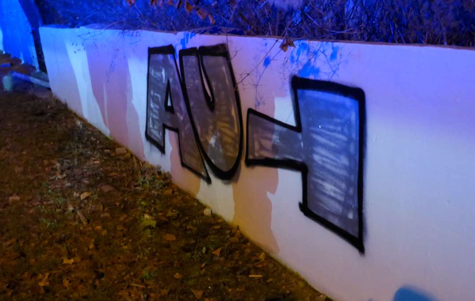 Mladík (22) načmáral na zeď graffiti. Neměl doklady a před strážníky zdrhal