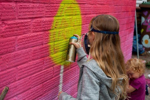 Malá holčička následuje svou matku a v deseti letech maluje graffiti