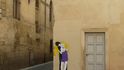 Vášnivě se líbající páry na pouličních graffiti