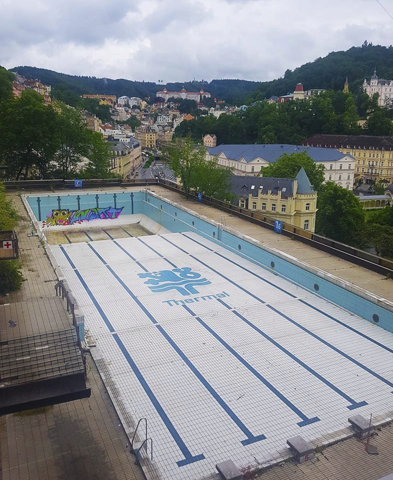 Zchátralý bazén hotelu Thermal.