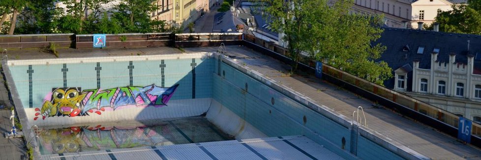 Karlovarský hotel Thermal vlastní ministerstvo financí a to takhle nechává chátrat unikátní venkovní bazén.