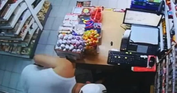 Policisté pátrají po muži, který z kasy ve smíchovském obchodě ukradl deset tisíc.