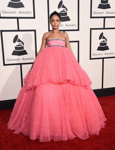 Rihanna tentokrát nešokovala nahotou. Zvolila obří růžové šaty.