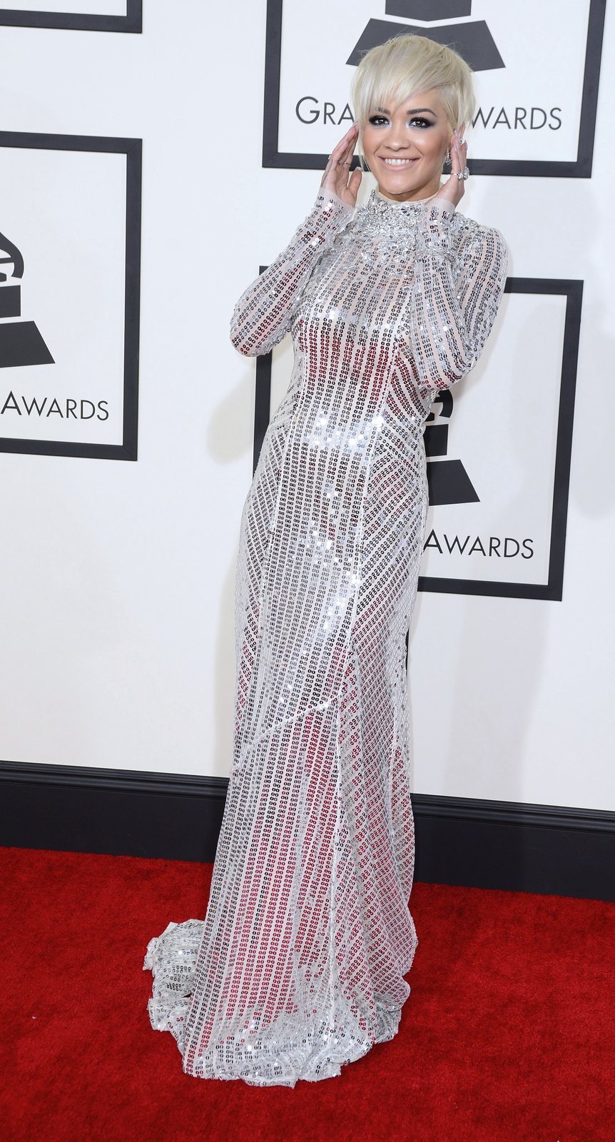 Stříbrná Rita Ora.