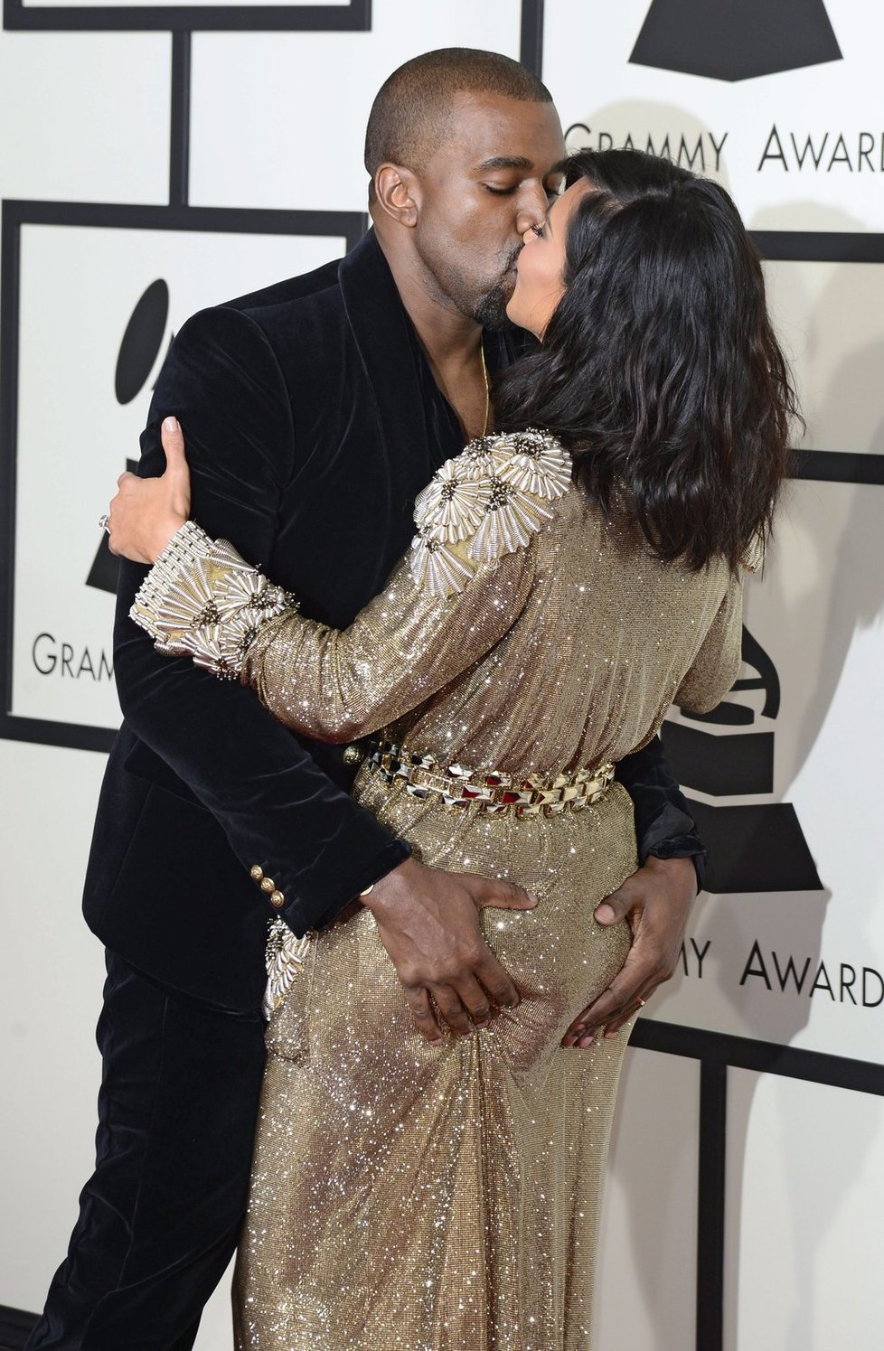 Rapper Kanye West chytil svou manželku Kim Kardashian pořádně za zadek.