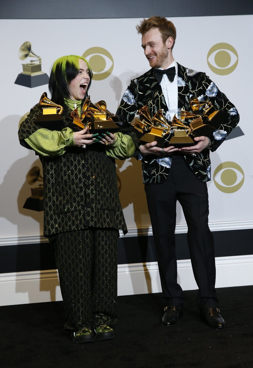 Zpěvačka Billie Eilish na předávání cen Grammy 2020. Na snímku se svým bratrem