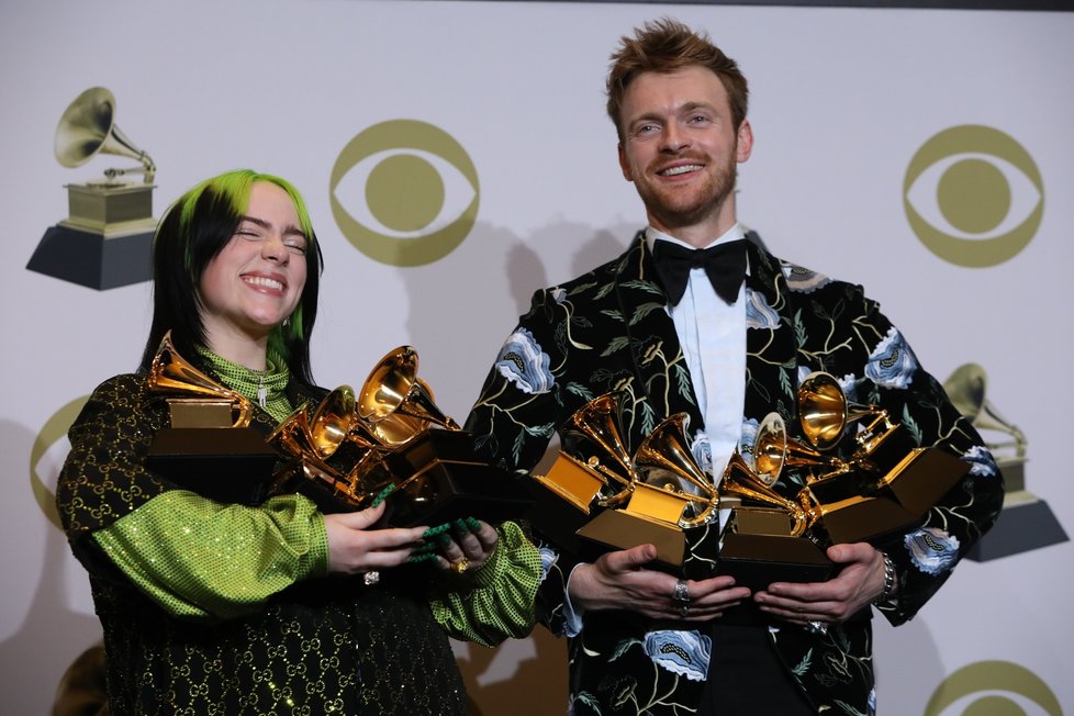 Zpěvačka Billie Eilish na předávání cen Grammy 2020. Na snímku se svým bratrem.