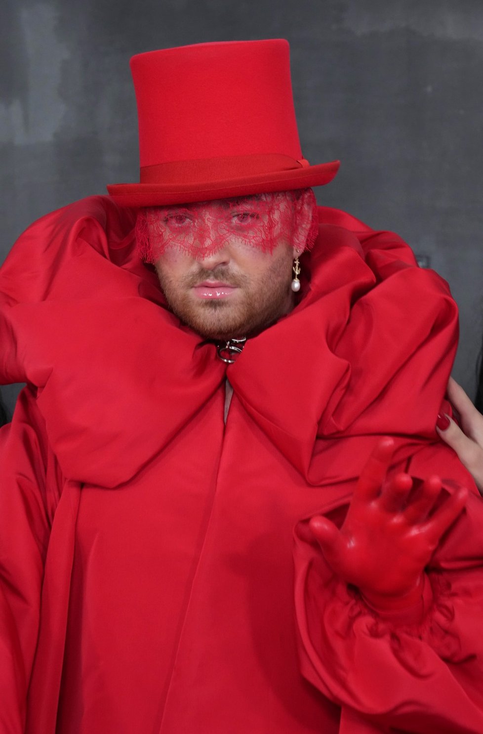 Outfity z předávání hudebních cen Grammy 2023 - Sam Smith