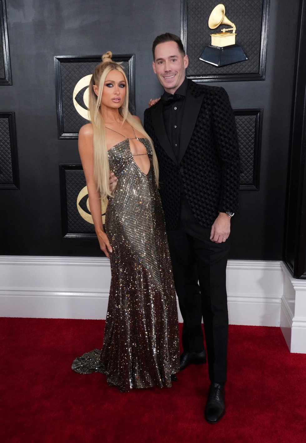 Outfity z předávání hudebních cen Grammy 2023 - Paris Hilton s manželem