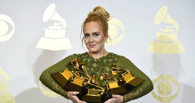 Půvabná Adele získala pět cen Grammy.