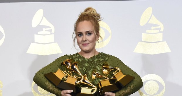 Půvabná Adele získala pět cen Grammy.