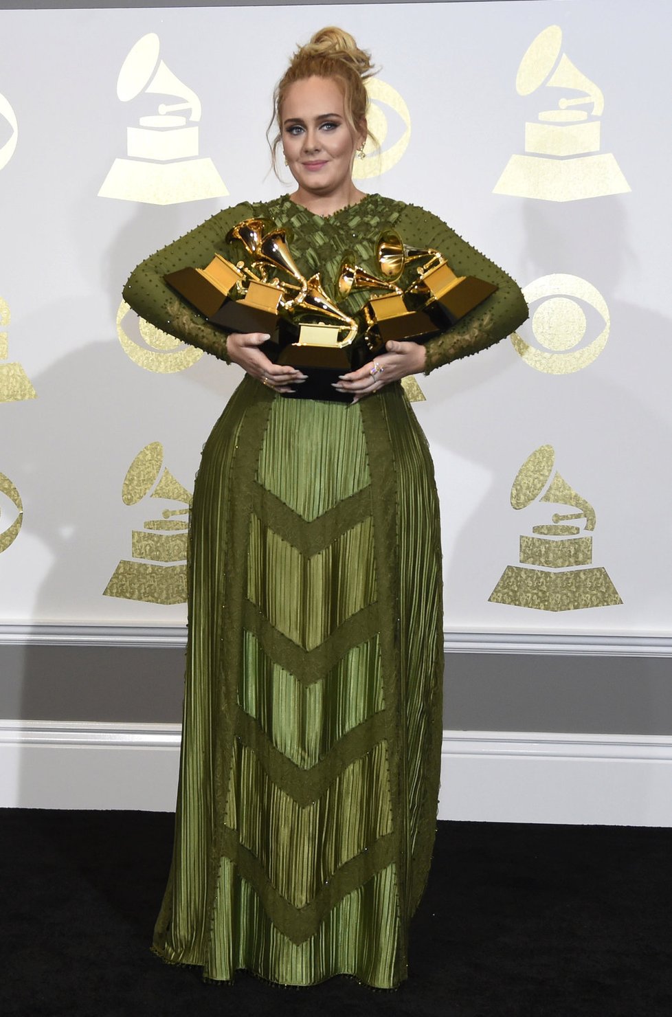 Půvabná Adele získala pět cen Grammy.