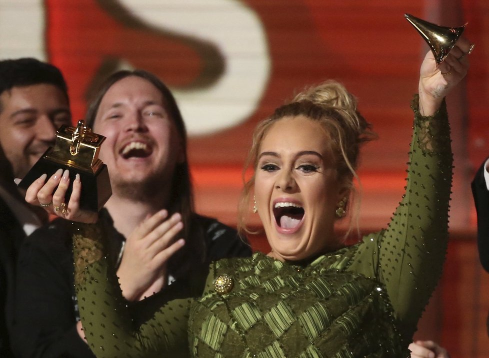 Půvabná Adele získala pět cen Grammy.