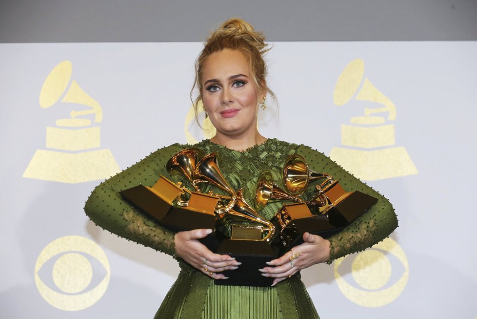 Půvabná Adele získala pět cen Grammy.