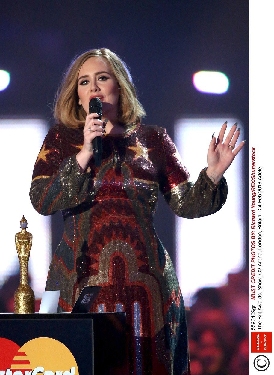 Druhé šaty, které Adele vyvětrala na Brit Awards.