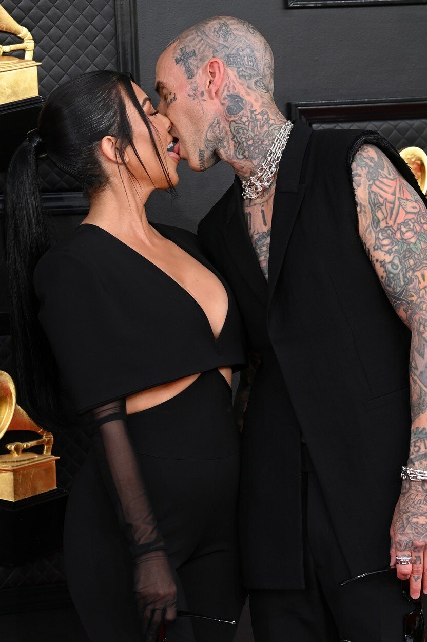 Grammy 2022 - Kourtney Kardashianová a Travis Baker