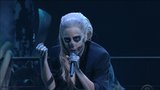 Lady Gaga vylezla na pódium jako polonahá zombie!