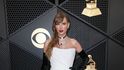Taylor Swift v róbě Schiaparelli připomněla loňský model princezny Kate na cenách BAFTA.