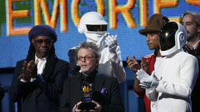 Producent Paul Williams přebírá cenu za nejlepší desku roku, kterým se stalo album "Random Access Memories" skupiny Daft Punk