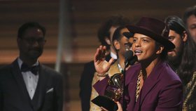 Bruno Mars převzal cenu za nejlepší nahrávku Uptown Funk