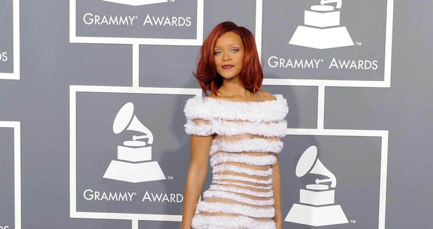 Rihanna svými šaty přitahovala pohledy všech mužů v sále