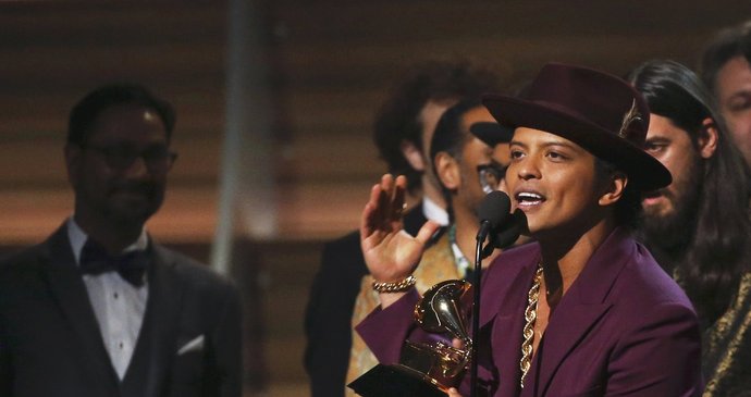 Bruno Mars převzal cenu za nejlepší nahrávku Uptown Funk