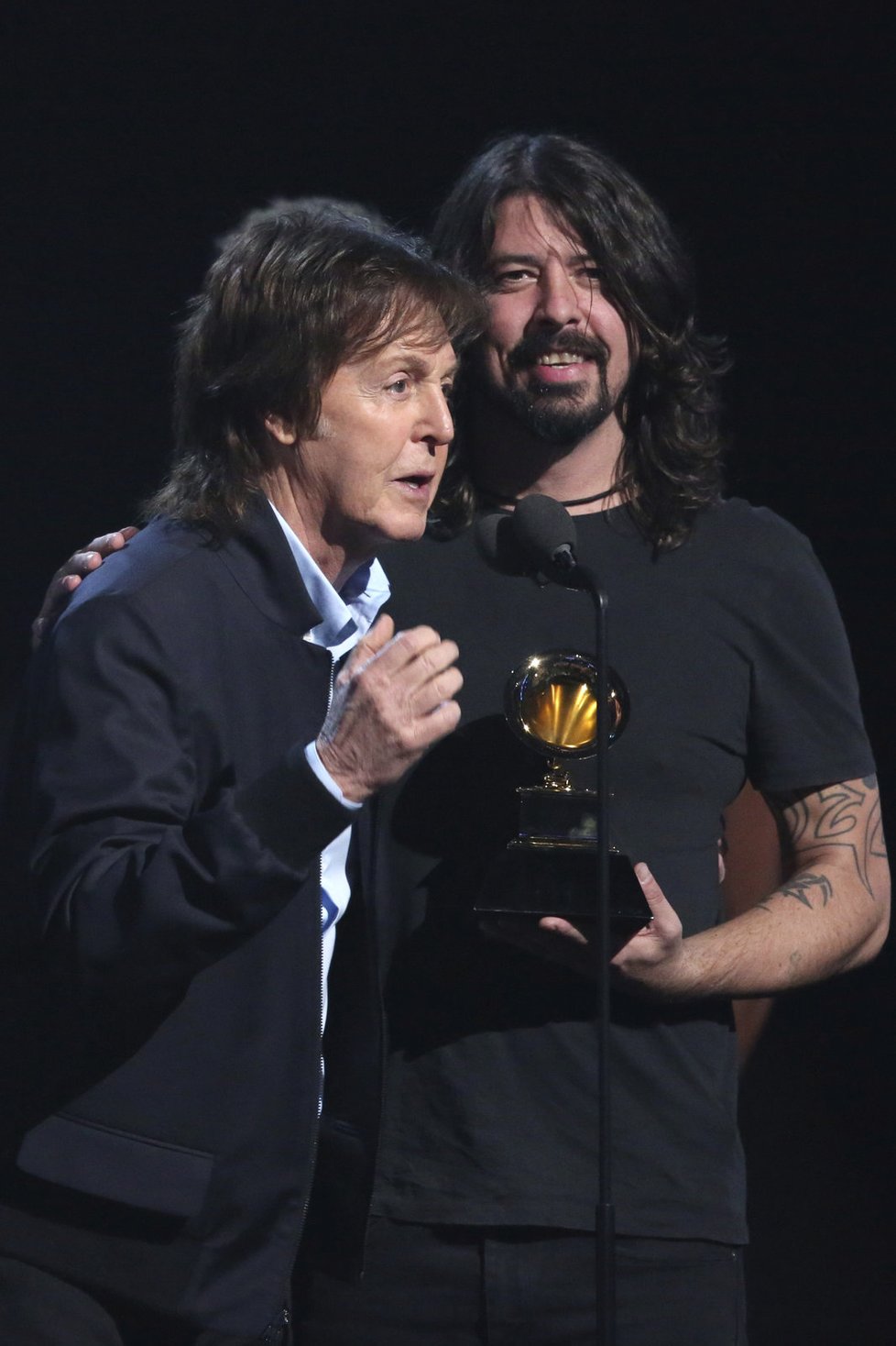 Dave Grohl ze skupiny Foo Fighters zahrál song s legendami skupiny Beatles