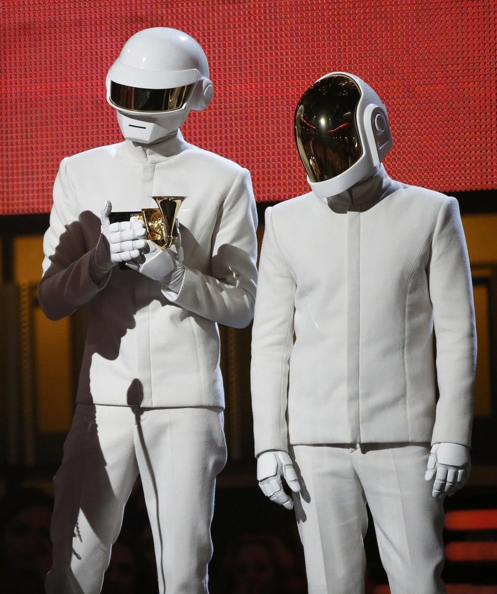 Daft Punk přišli v helmách a neřekli jediné slovo