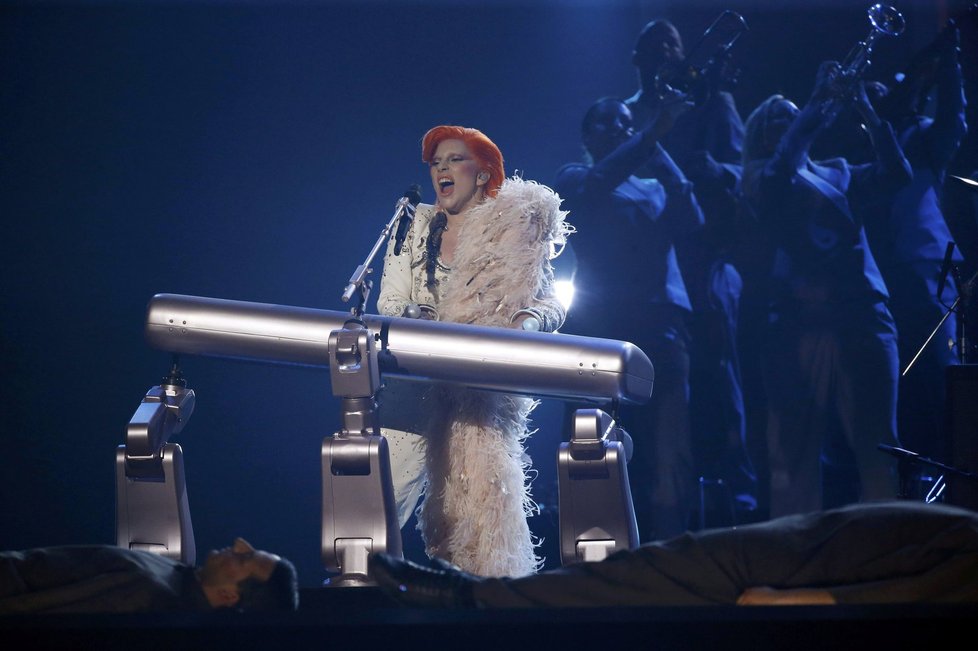 Lady Gaga měla předminulý týden během vystoupení na Superbowl blonďaté vlasy. Na Grammy se představila se zrzavými.