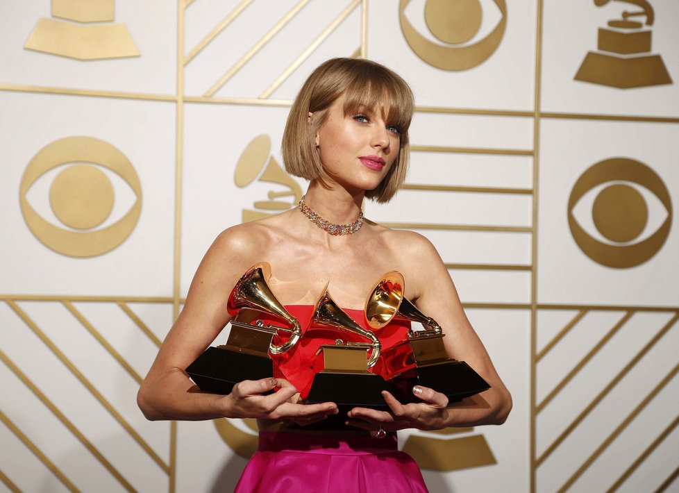 Taylor Swift si odnesla cenu za album roku. Uspěla s CD 1989.